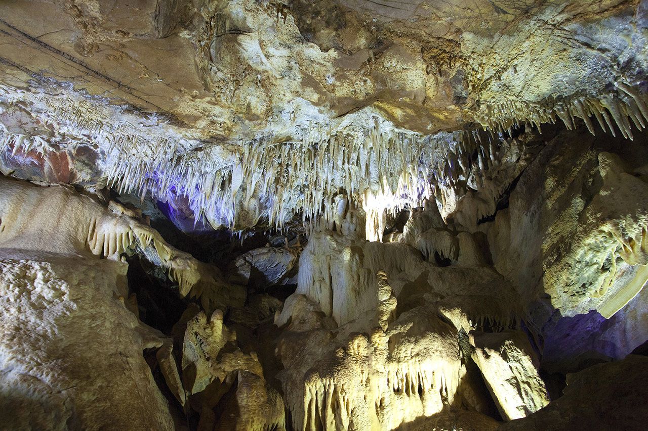 imagen de las cuevas de Fuentes de León