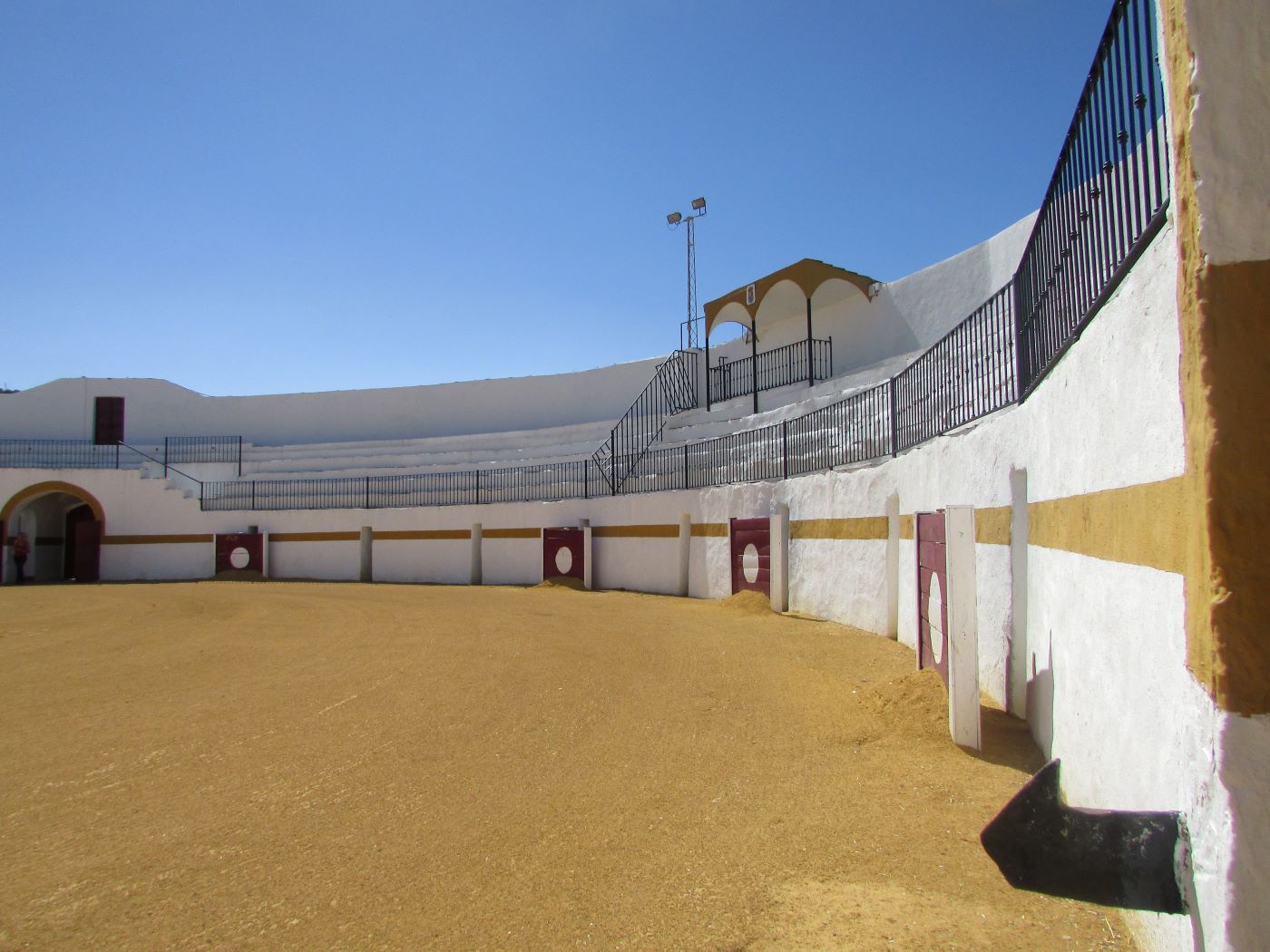 imagen de la plaza de toros de Fuentes de León