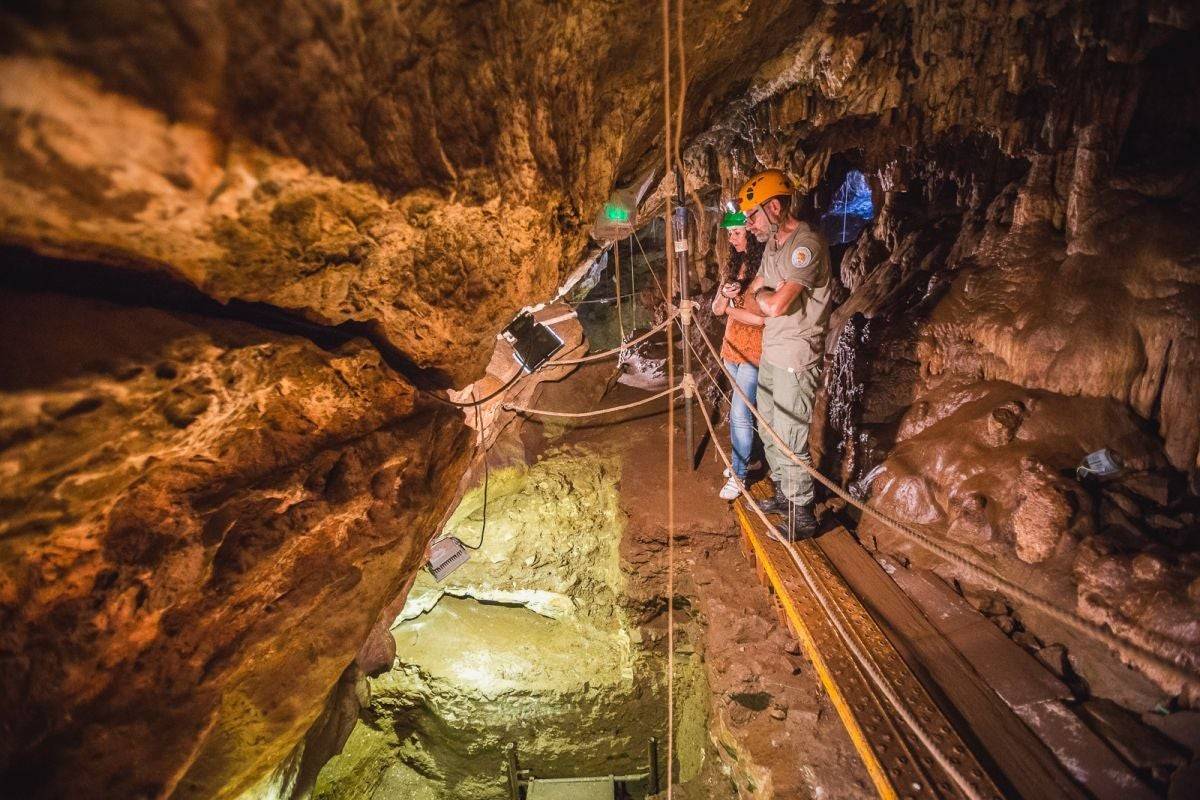 imagen de las cuevas de Fuentes de León